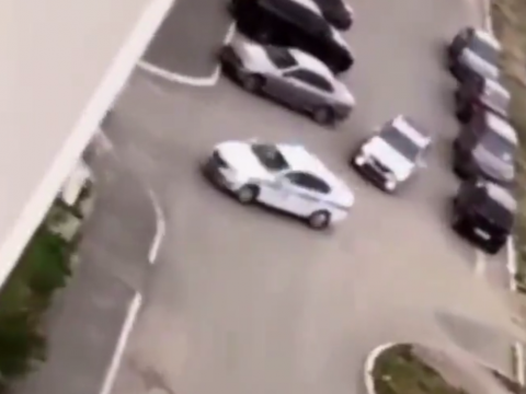警察と逃走車のカーチェイスの様子