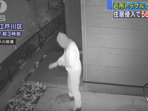 覆面を被って住居に侵入する男性