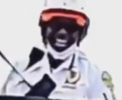 良い笑顔で笑う警官