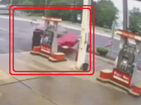 ガソリンスタンドに突っ込んでくる車