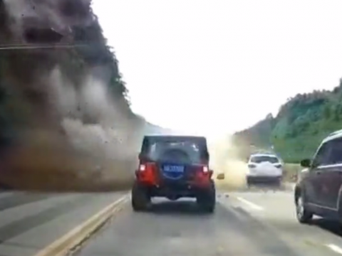 高速道路の横にある山が崩れる様子