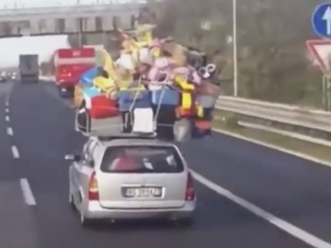 車の上にたくさん荷物を載せて走る車