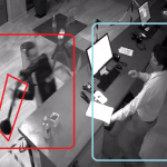 【海外ニュース・動画】ブラジルのホテルでコロナ対策の体温確認にキレた男性が殴り掛かる。