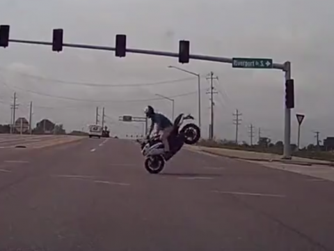 接触しかけたバイクの後輪が浮く様子