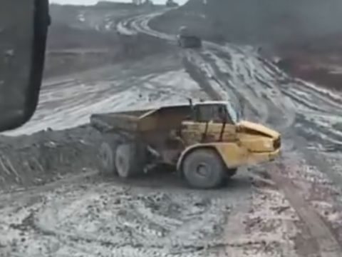 ドリフトする重機