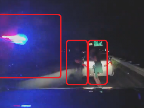 道路のはしに止まっているパトカーとそれに追突する直前の車の様子