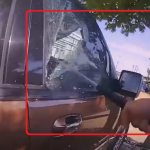 【海外ニュース・動画】アメリカで暑い車の中に放置された赤ちゃんを警察官が窓を割り救出。
