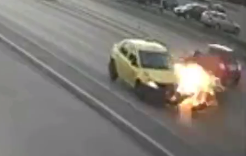 対向車に接触して爆発するバイク