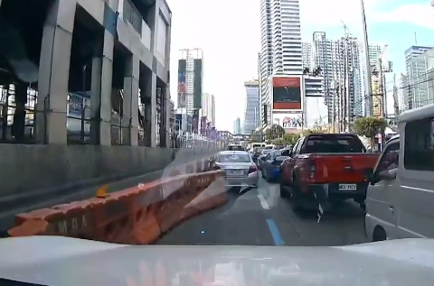 道路のブロックが道路に流れ込んでくる様子