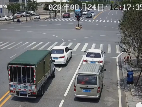 信号待ちをしているワゴン車が爆発