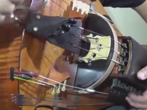 謎の楽器で曲を奏でるロシア人