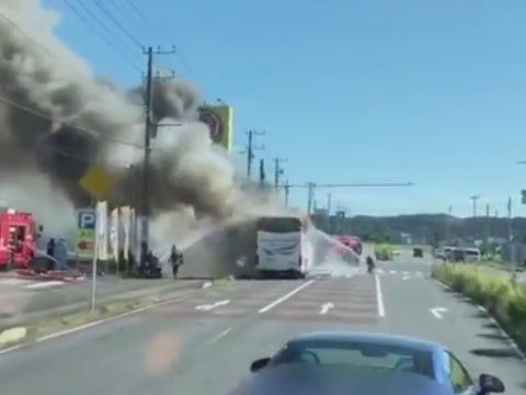 千葉県の路上で炎上するバス
