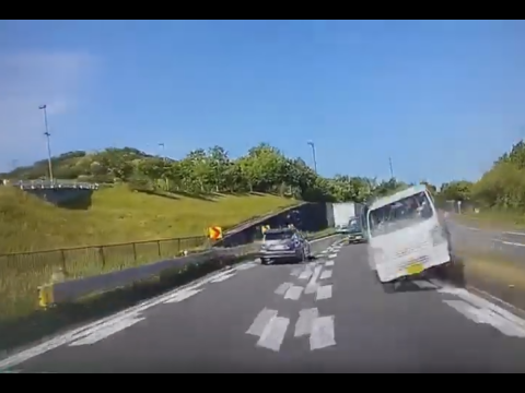 中央分離帯を飛び出してくる軽自動車