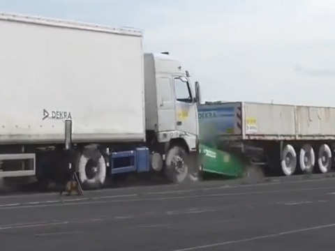 トラックにはさまれる乗用車（実験映像）