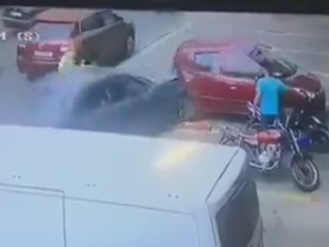 歩道に突っ込んでくる車
