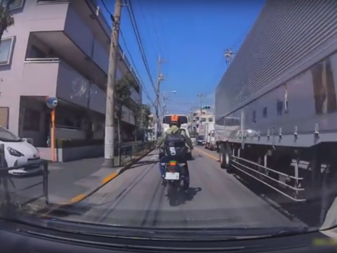 後に絡んでくるバイクの運転手