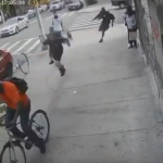 【海外ニュース・動画】ニューヨークでお婆さんが襲われ、消防士が犯人を捕まえる。