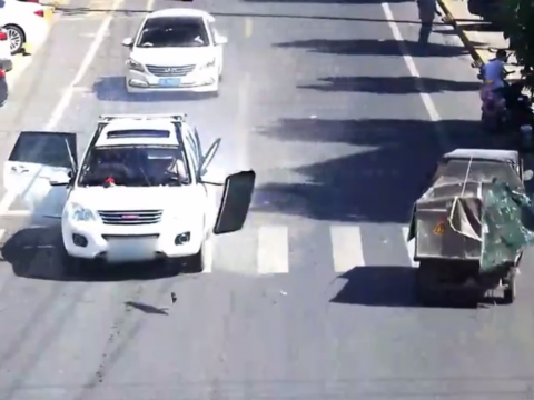 突然爆発する白い車