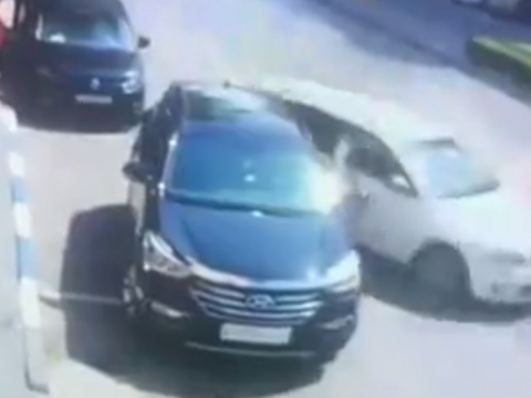 画面の奥から白い車が突っ込んでくる様子