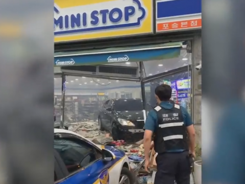 ミニストップに突っ込む車