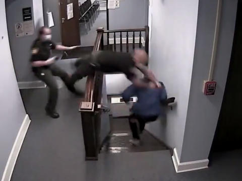 裁判所で逃走する犯人と追いかける警官