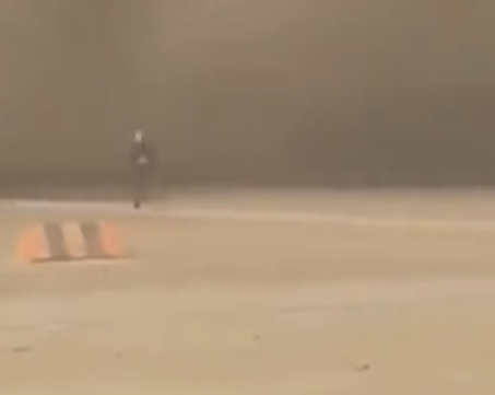 砂漠を走る男