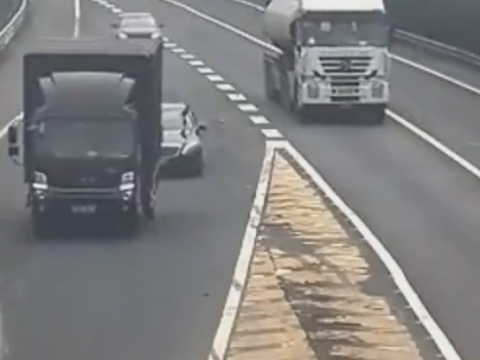 黒い破片をとばすトラック