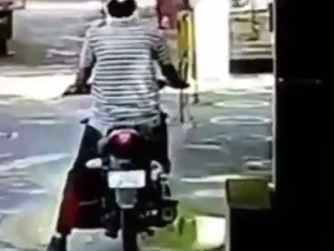 コロナ対策の検問に入るバイクの様子
