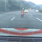 【海外ニュース・動画】台湾で高速道路に侵入した小型バイクのせいで多重事故が発生。事故の様子が公開される。