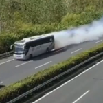 中国の高速道路で発煙しながら走るバス
