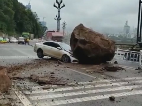 岩と衝突した車