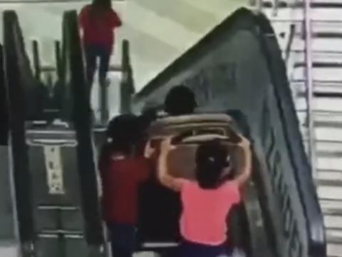 ベビーカーを押す子供