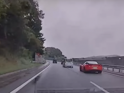 高速道路を走るコルベット
