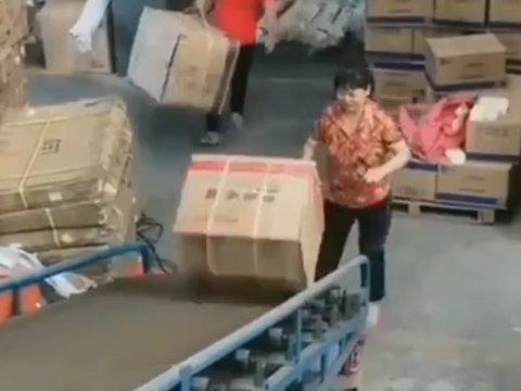 ベルトコンベア上でたたきつけられる荷物