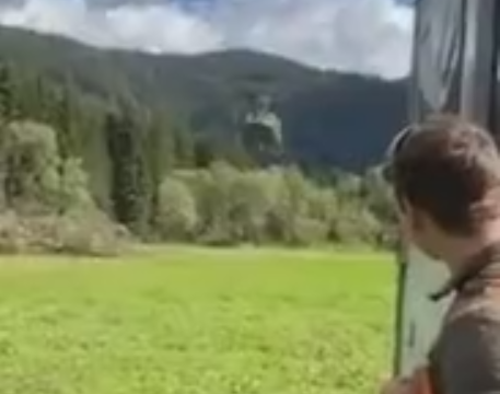 降下してくるヘリコプター