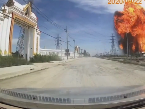 空高く登る爆炎
