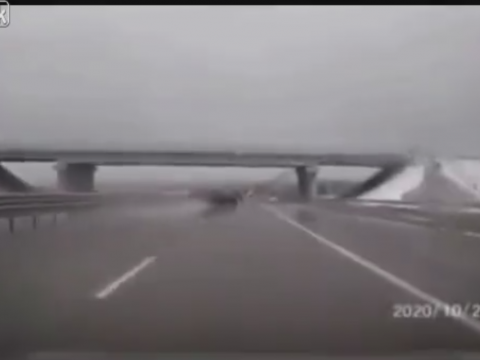 雪のある道でスリップする車