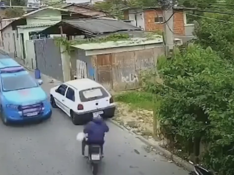 バイクに体当たりするパトカー