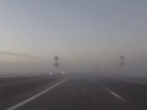 霧の濃い高速道路を爆走