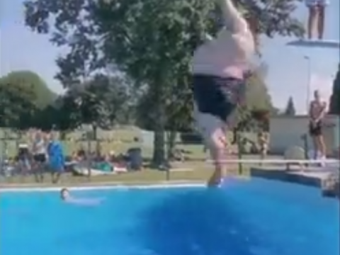 太った男性がプールに飛び込む様子