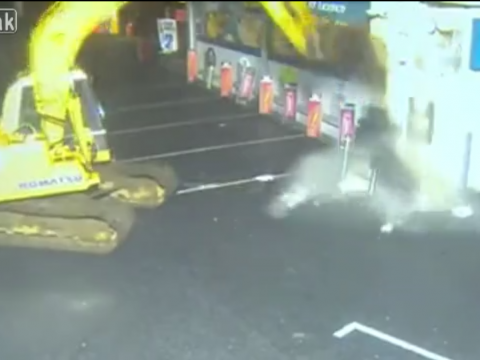 重機でATMを破壊