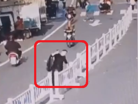 柵を越えようとする男性