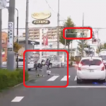 【国内ニュース・動画】子供が赤信号の交差点に他の子供を突き出す危険な遊びをしている様子が撮影される。
