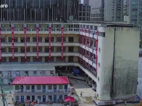 移動していく小学校の建物