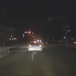 【国内ニュース・動画】あおり運転？悪態をついて不審な挙動をしながら交番に駆け込む車が撮影される。