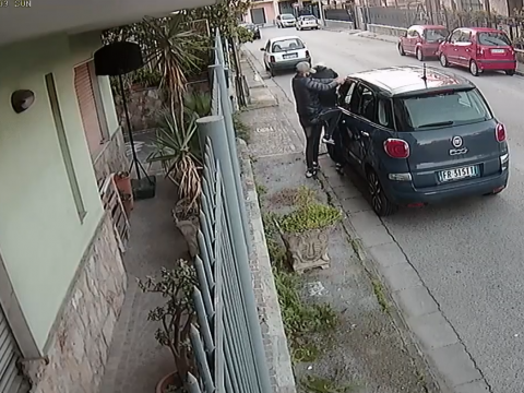 車に近づく二人の男
