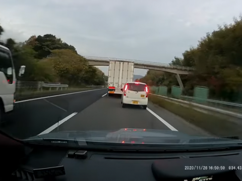 あおり運転をする軽自動車