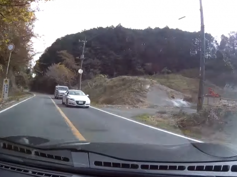 対向車線にはみ出していく撮影車