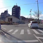 【国内ニュース・動画】京都舞鶴の横断歩道で歩行者に道を譲る車を追い越す危険運転が撮影される。
