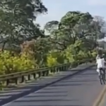 【海外・動画】車道の真ん中を逆走する自転車が事故を誘発して逃げていく様子が公開